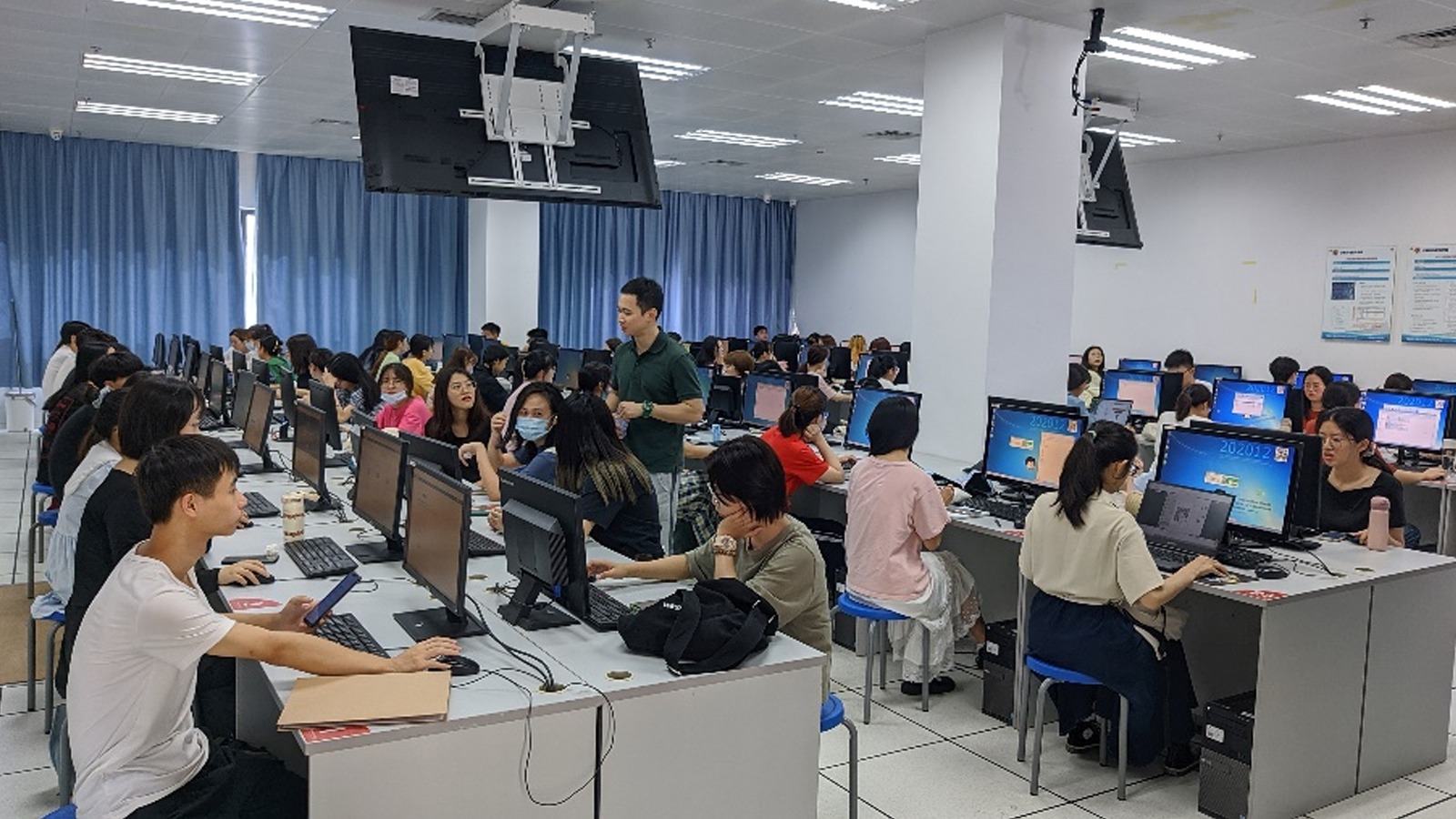 永利集团国家级传媒实验教学示范中心“新媒体新技术讲座——H5创意设计短课”顺利举办